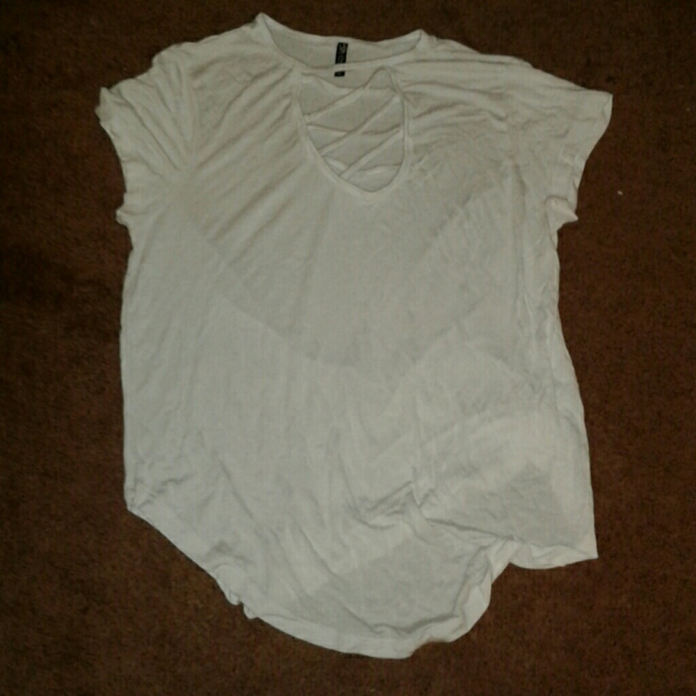 Crossed neck white tshirt